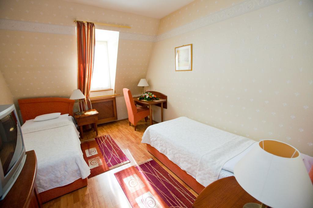 Goecsej Palatinus Etterem Es Panzio Aparthotel Zalaegerszeg Room photo