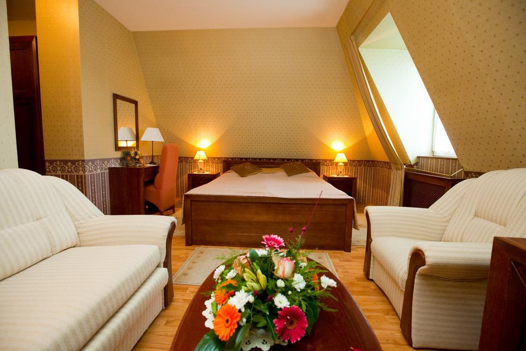 Goecsej Palatinus Etterem Es Panzio Aparthotel Zalaegerszeg Room photo